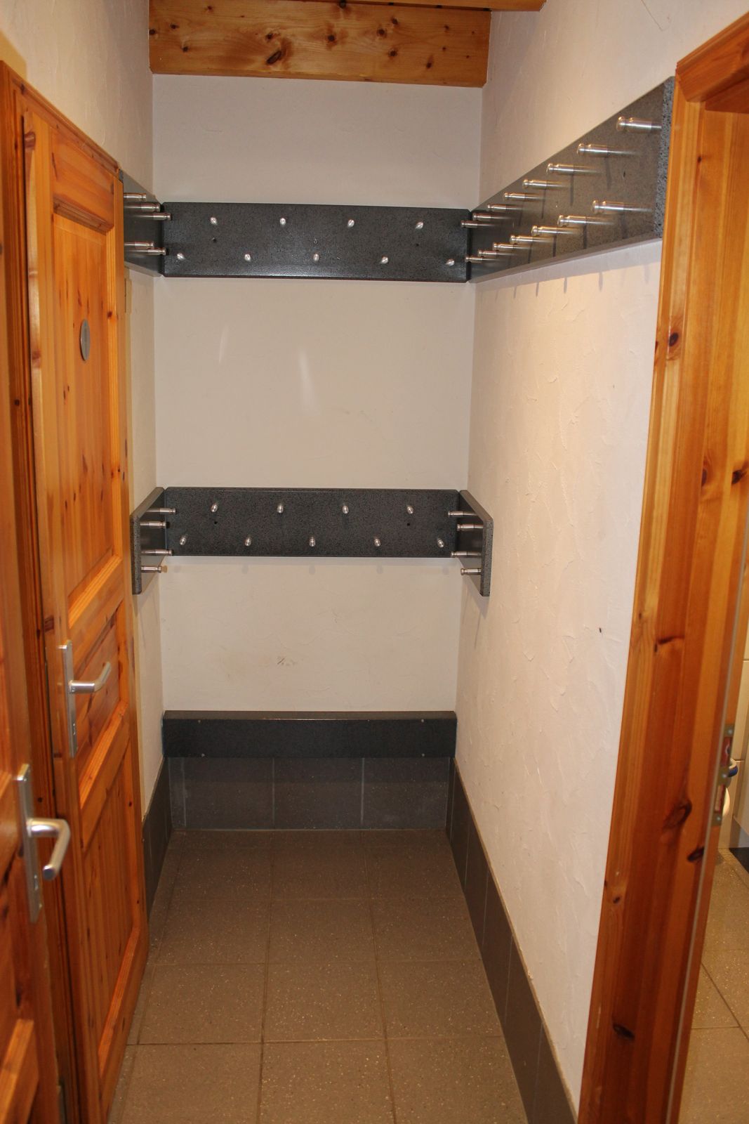 Garderobe mit Hakenleisten im Eingangsbereich